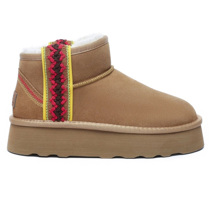 Haselnussbraune Mini-UGG-Stiefel mit Plateausohle Kastanie